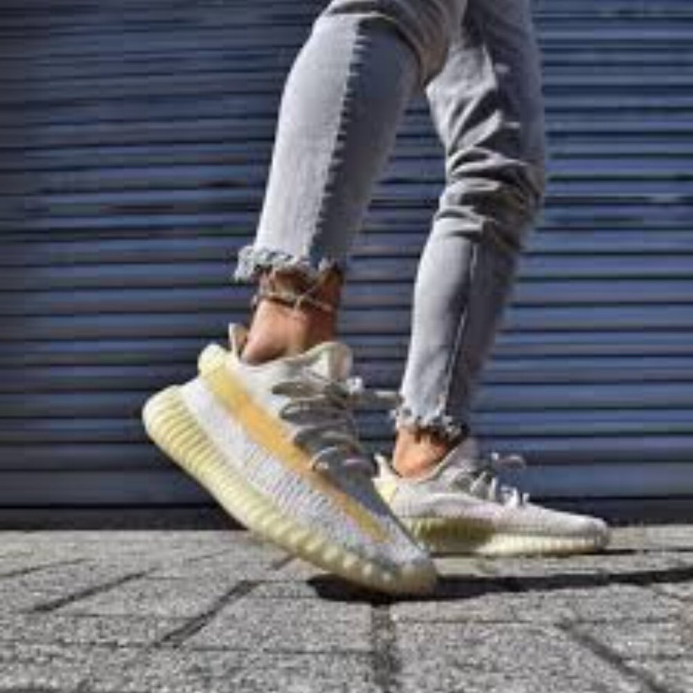 Adidas Yeezy Boost 350 V2 Men Size 6/ Women Size 7
